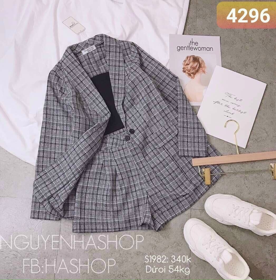 Set áo vest tay dài họa tiết caro và quàn ngắn kèm áo trong