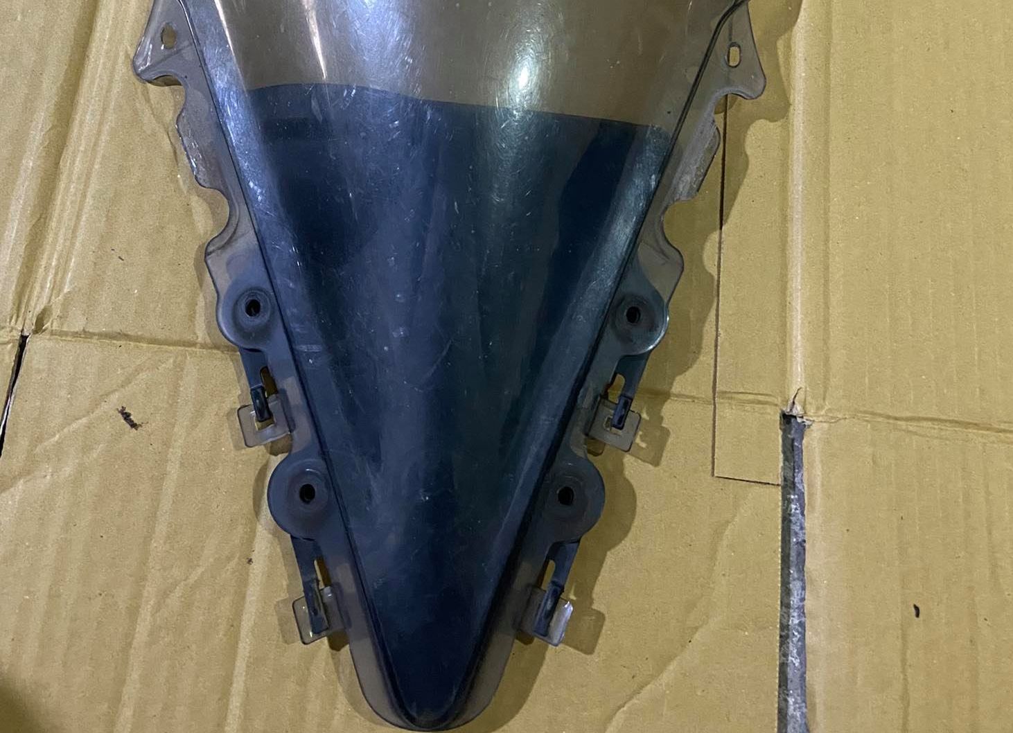 Miếng nhựa nhám ốp kính gió R15v2