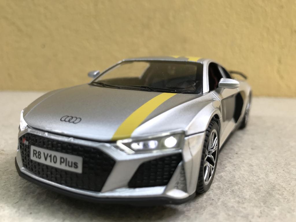 Mô hình xe AUDI RS6 2024 - 1:32