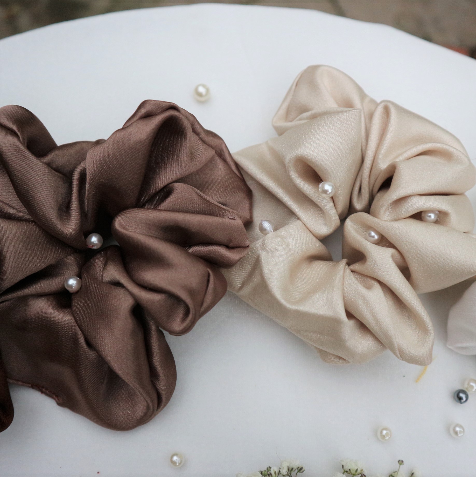 CỘT TÓC SCRUNCHIES ĐÍNH NGỌC TRA  2 CÁI RẺ BẤT NGỜ