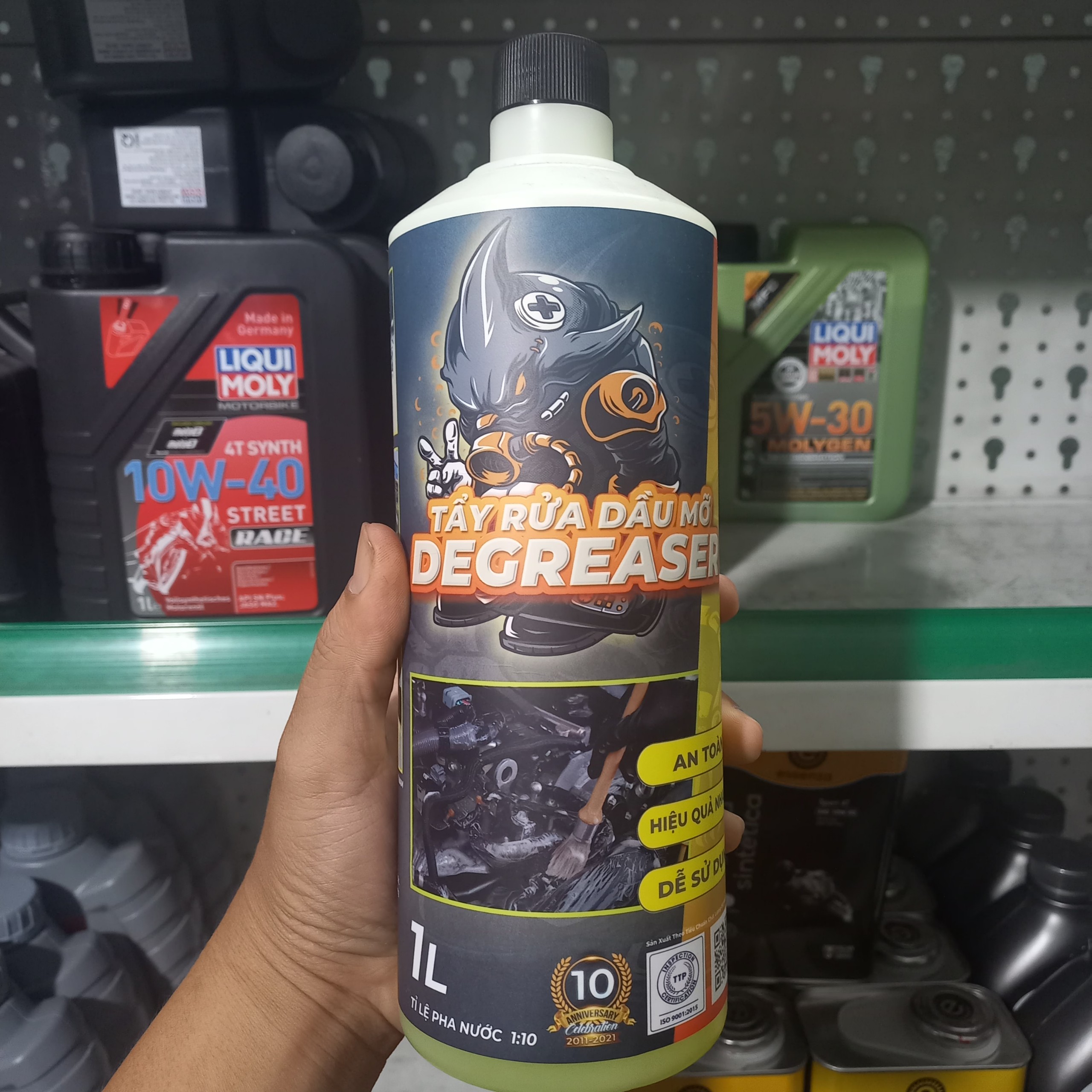 Tẩy rửa dầu nhớt, rửa sên SprayKing Ultra Clean 1 Lít kèm bàn chải 3D - Tặng kèm vòi xịt