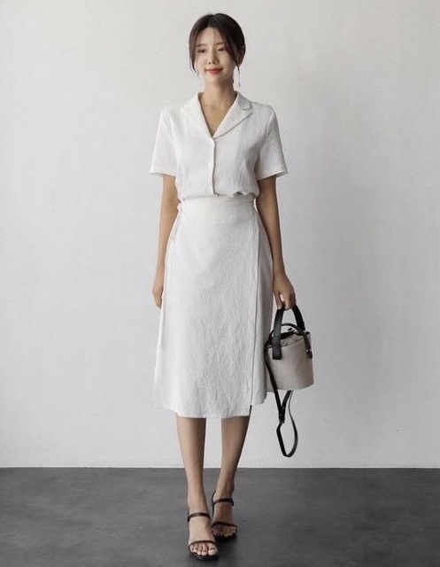 Đầm trắng cổ vest đắp tà