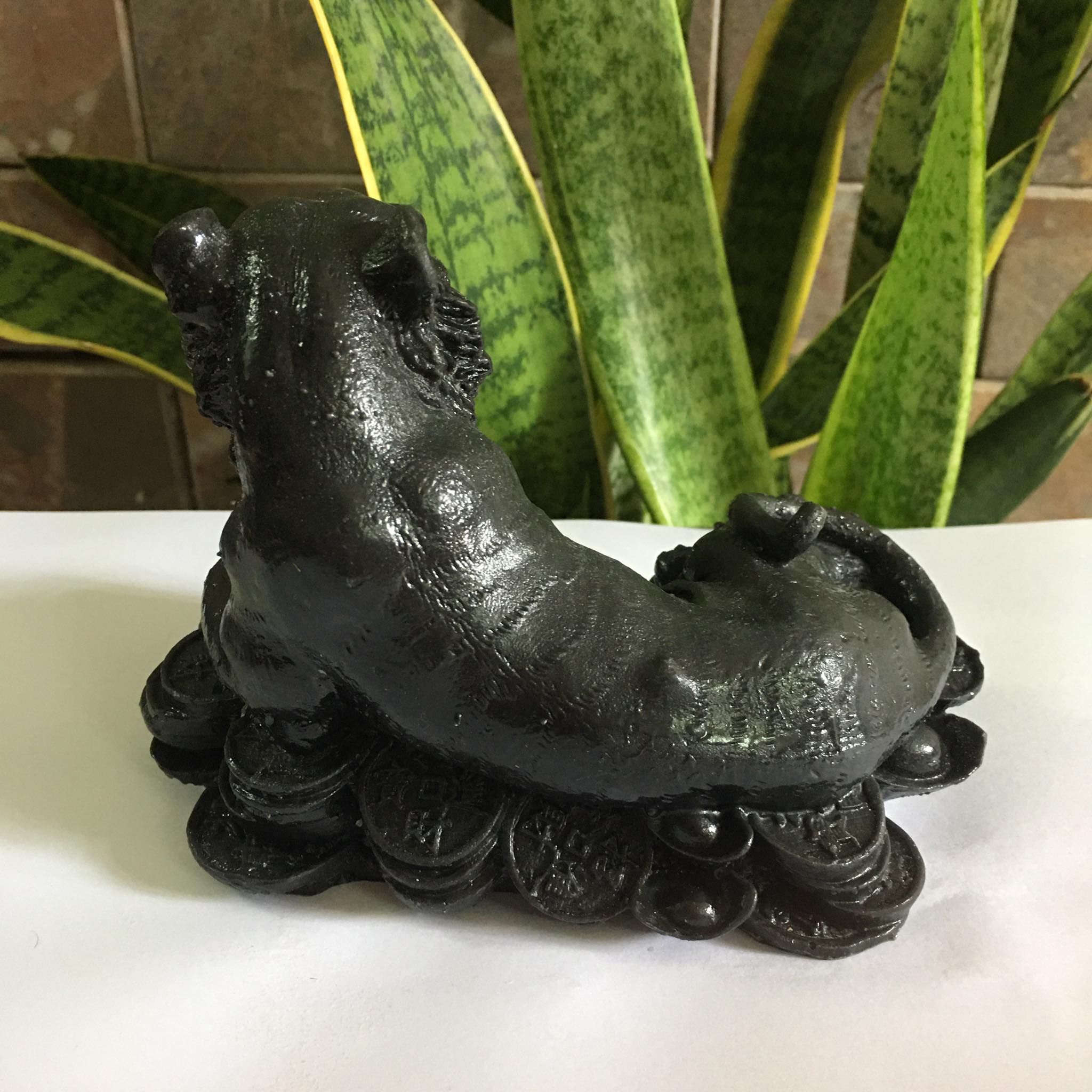 Hổ phong thủy màu đen để bàn