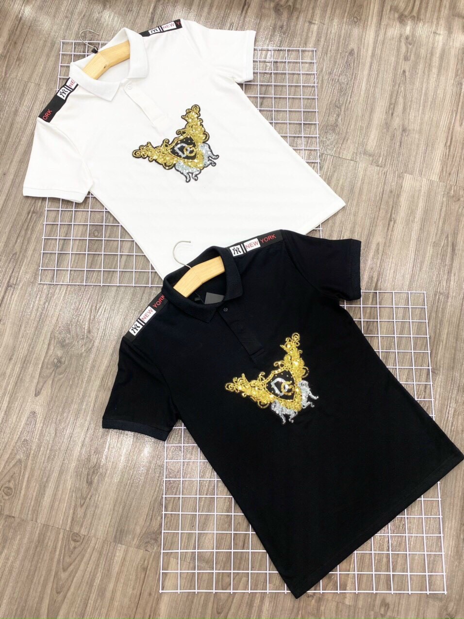 >> BÁO GIÁ ÁO THUN NAM CỔ BẺ VIỀN VAI KIM TUYẾN PHỐI LOGO | Shopee Lazada Sendo Tiki mới nhất 144 ẢNH THẬT Có video) Áo thun nam tay ngắn cổ trụ vải cotton co dãn 4 chiều mềm mịn thấm hút mồ hôi tốt ôm body phối Kim Sa thêu LOGO mẫu mới rất đẹp chuẩn thời trang cao cấp hàng shop