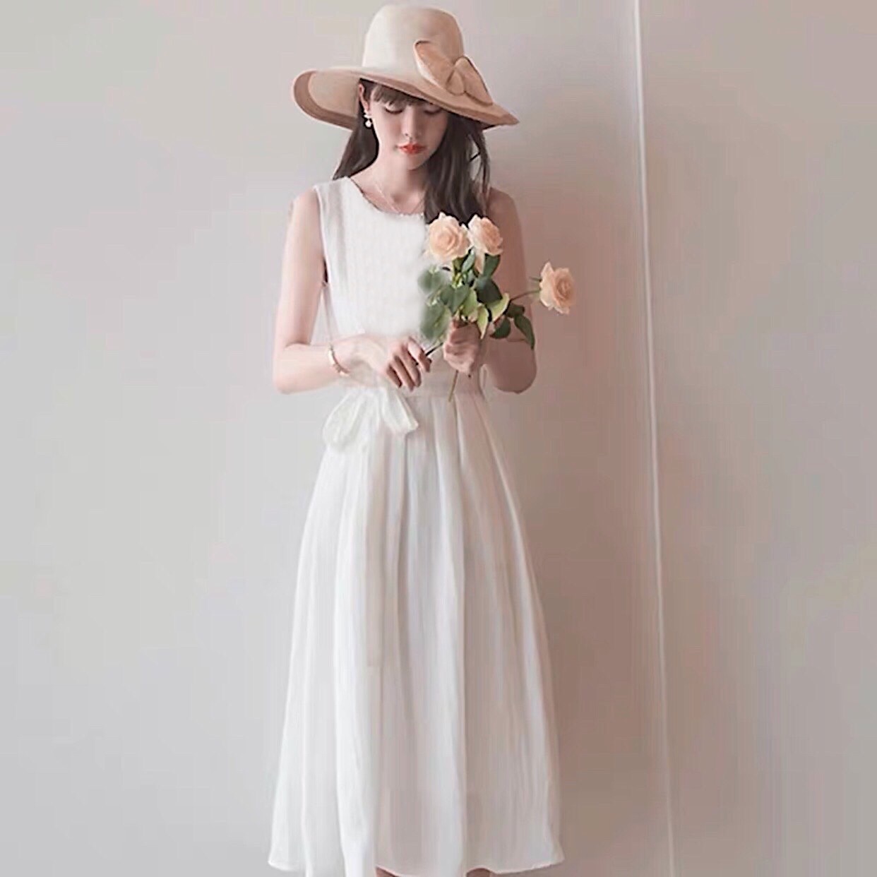Đầm trắng sát nách thắt eo