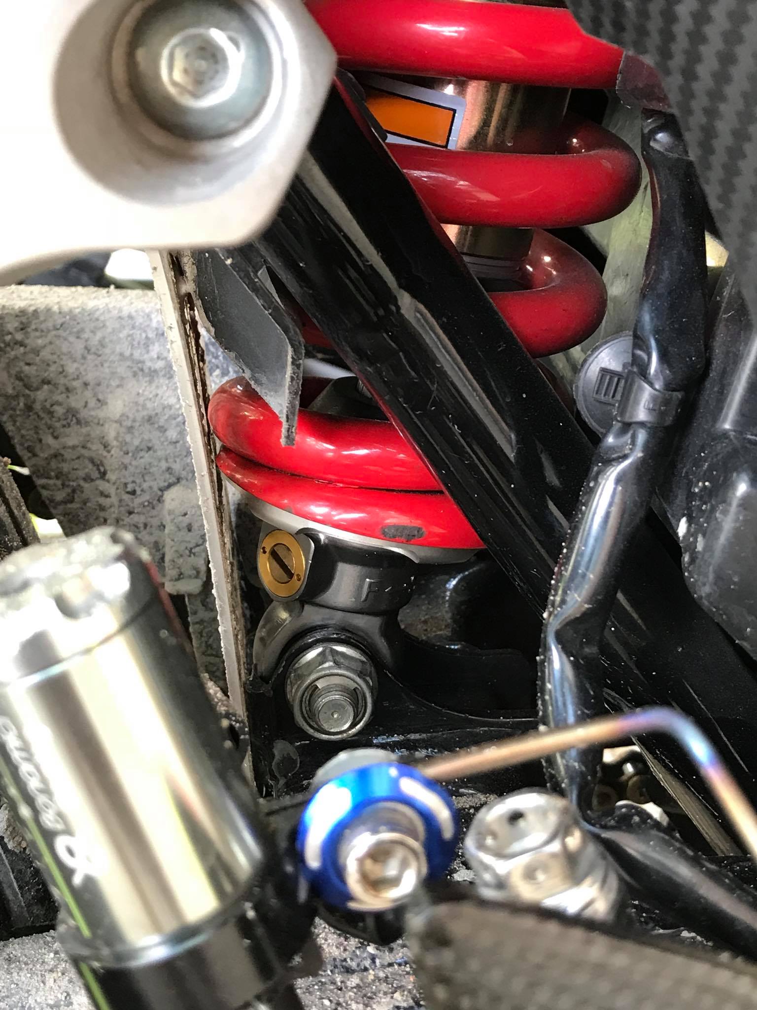 Mica che phuộc sau xe máy Ohlins và King drag