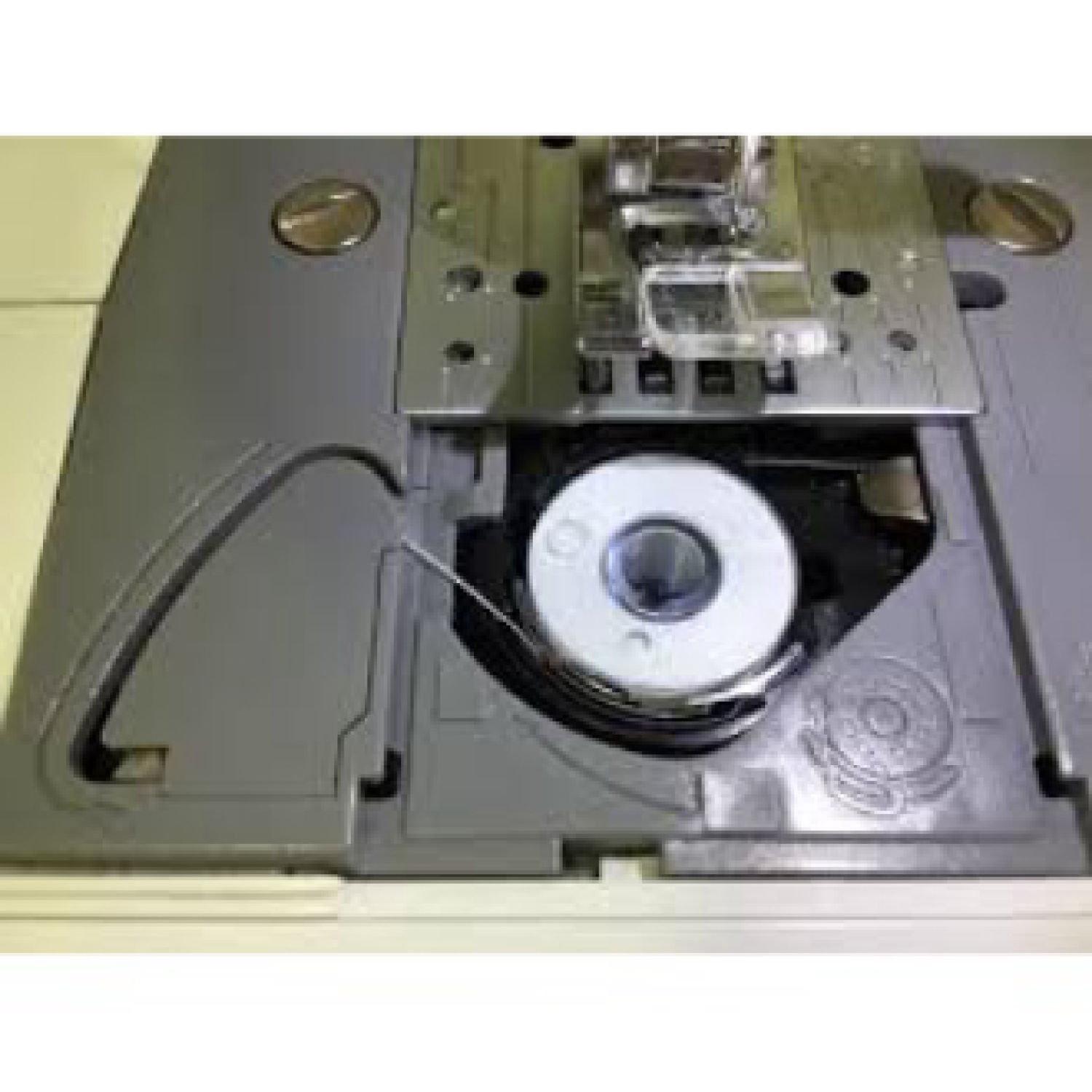 Suốt chỉ nhựa - Hôp 25 chiếc ( Dùng cho máy may gia đình )