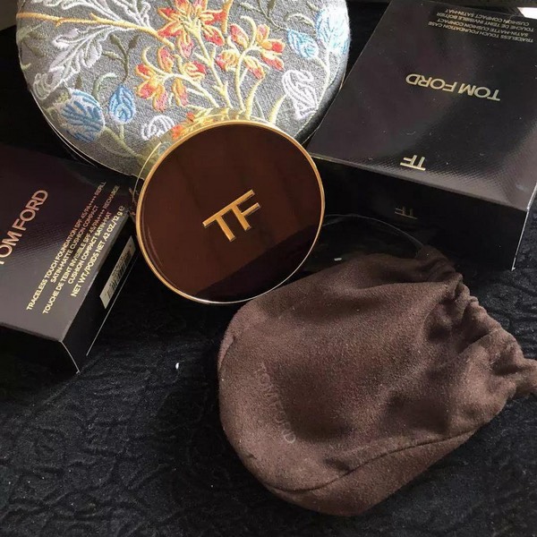 PHẤN NƯỚC TOM FORD TRACELESS TOUCH FOUNDATION SPF 45/PA++++ (REFILL + CASE)