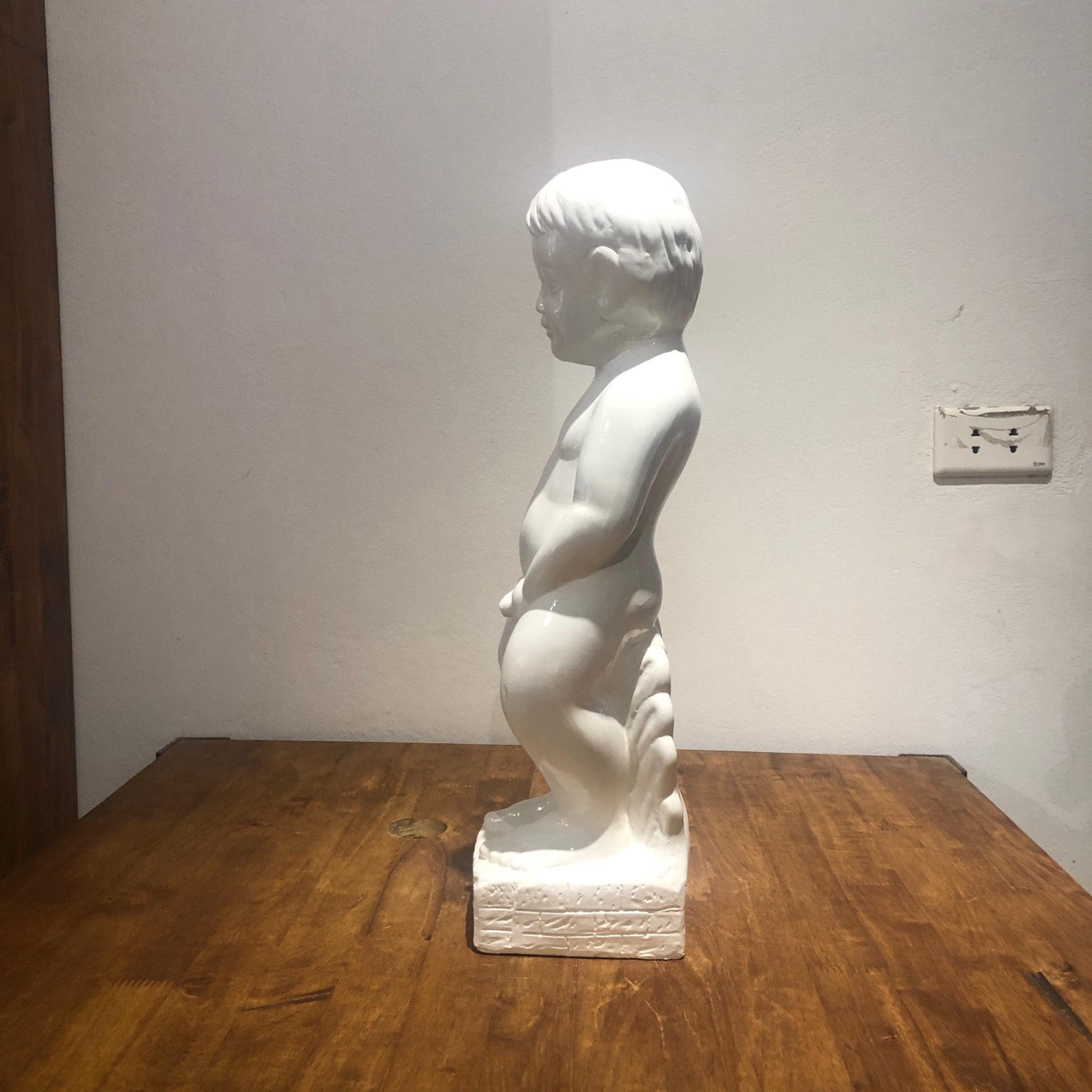 Tượng chú bé đứng tè, cao 50 cm