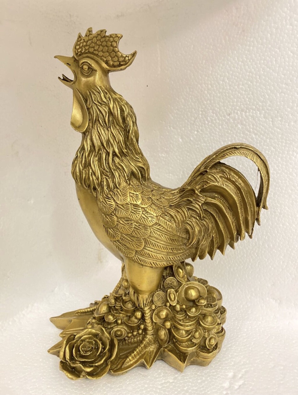 Tượng gà hoa hồng phong thuỷ chất liệu bằng đồng vàng MS105