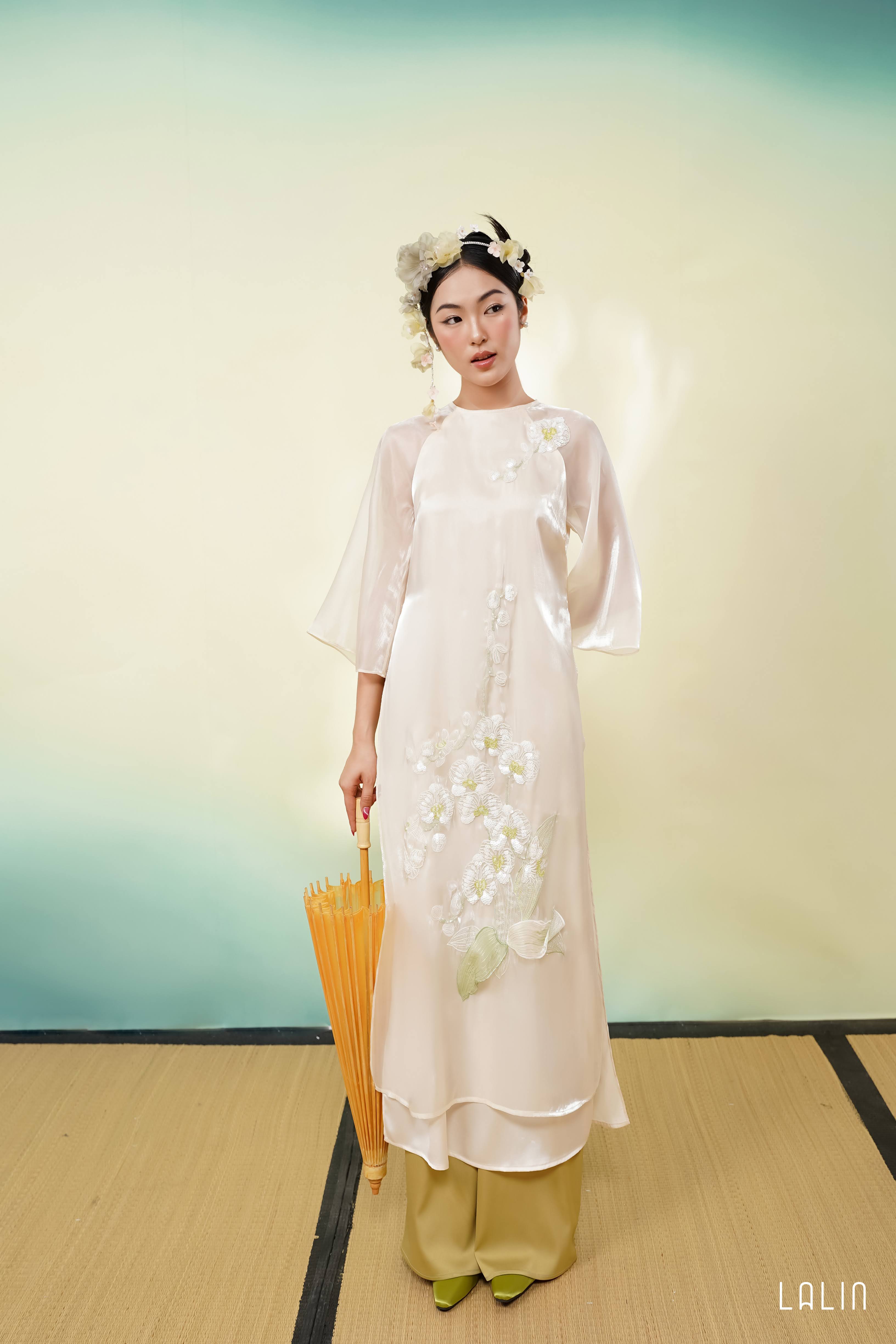 Áo dài cách tân Lalin organza đính kết thủ công Uyên Lan
