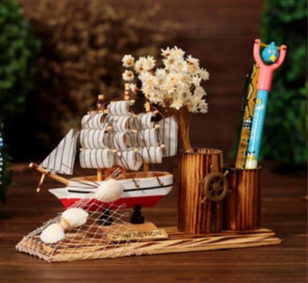 Thuyền buồm gỗ trang trí kèm lọ đựng bút và vật đụng làm quà tặng, vật trang trí rất ý nghĩa Dma store