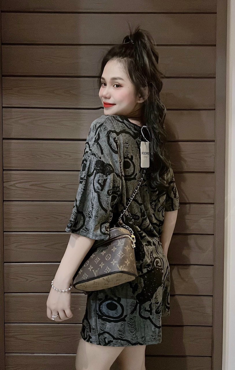 Set bộ nữ đùi áo thun phông rộng tay lỡ phối quần đùi ngắn ống rộng 2 màu đen trắng họa tiết hình gấu xước nhẹ cực hot