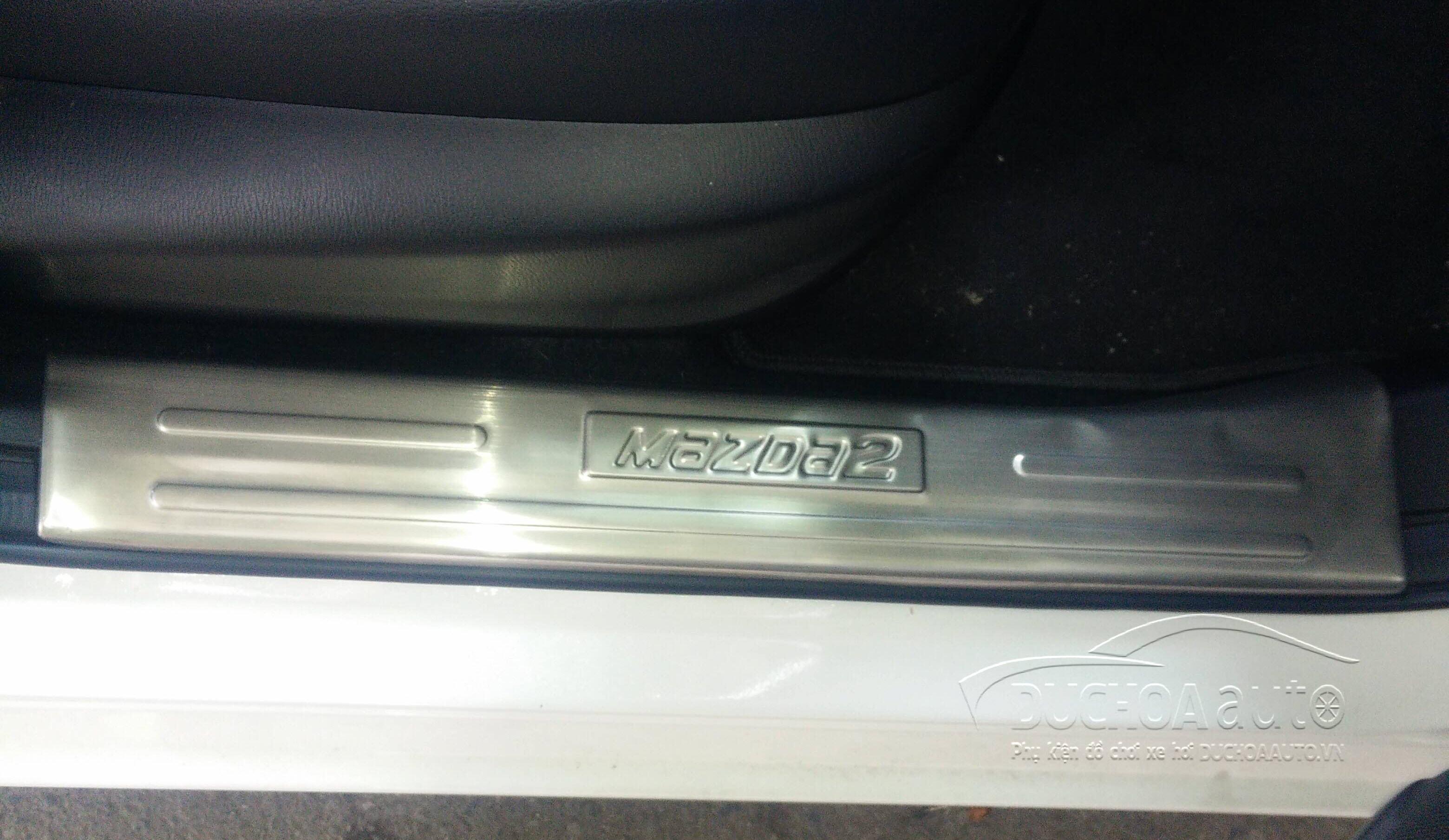 Ốp viền bậc cửa miếng trong Mazda 2 2015-2019