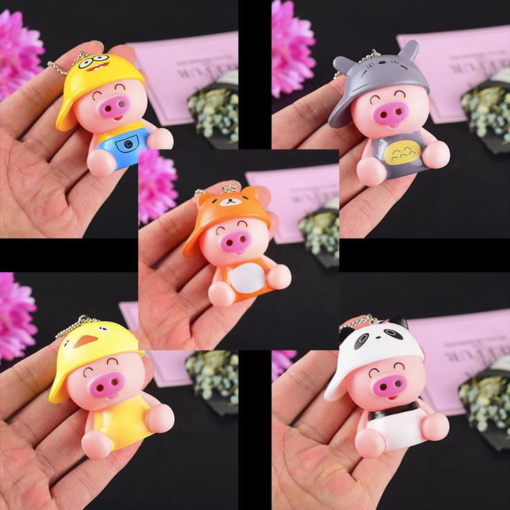 Móc khoá heo ngồi đội mũ