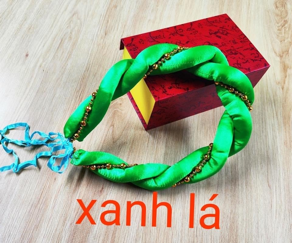 Mấn đội đầu cho bé và mẹ phối cùng áo dài