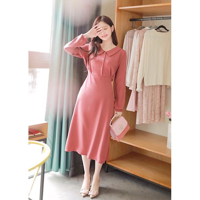 Đầm hồng ruốc cổ sen nút trắng