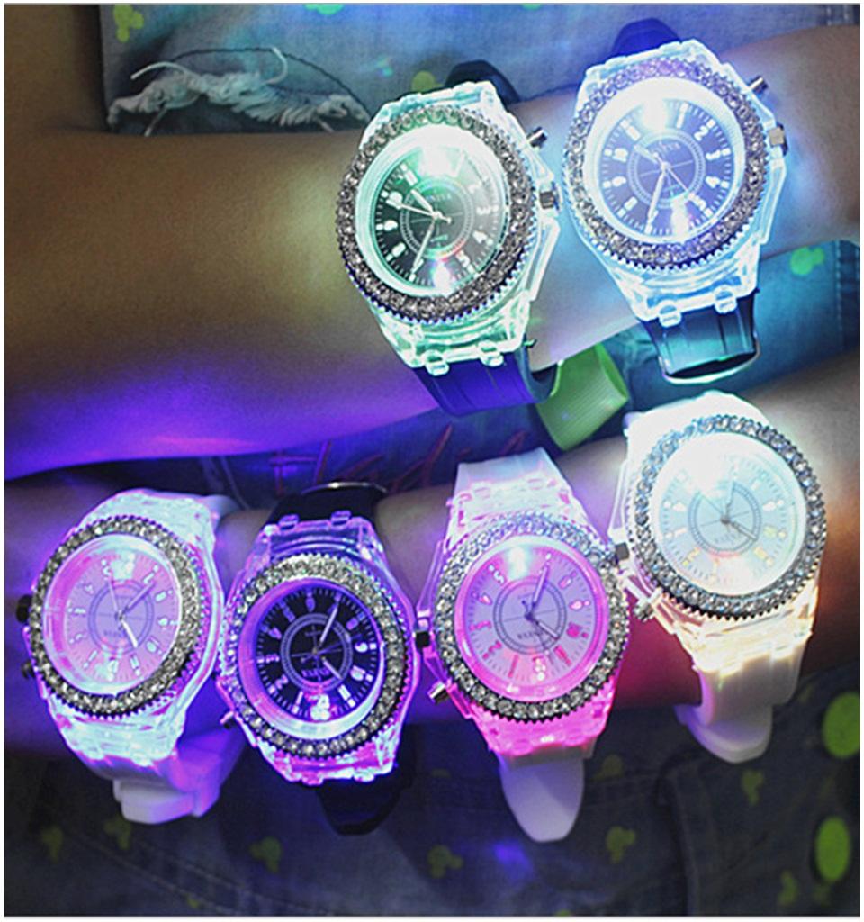 [HCM]Đồng hồ dạ quang phát sáng 7 màu (đen)