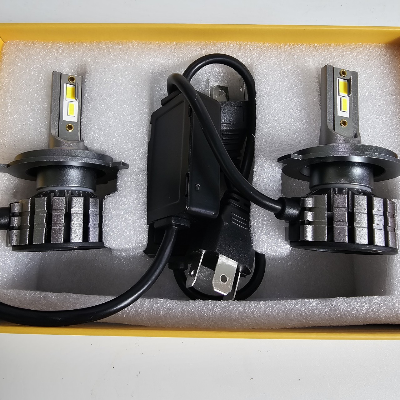ĐÈN LED F8S   3 MÀU SIÊU SÁNG CHÂN H4 , H11. H7. 9005( giá 1 bóng )