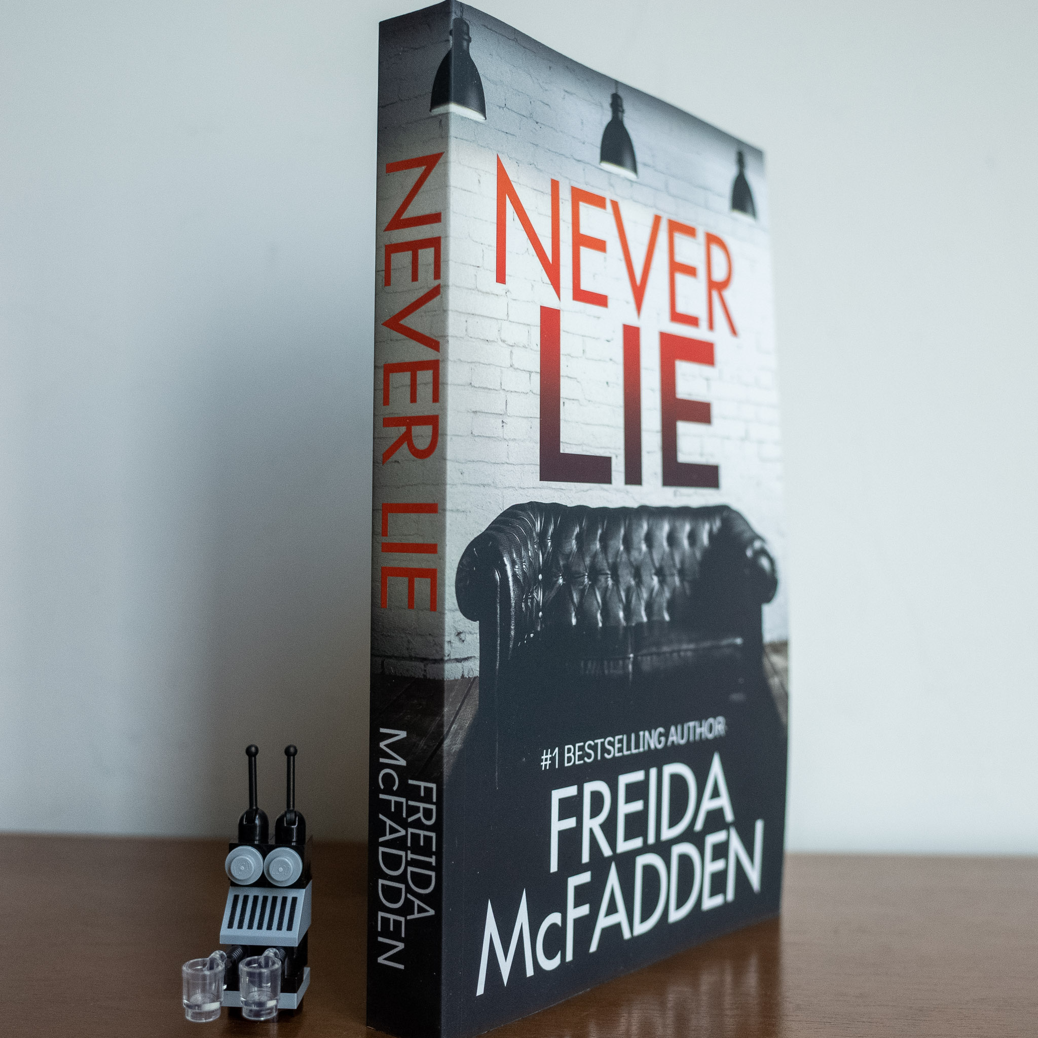 Never Lie - Freida McFadden