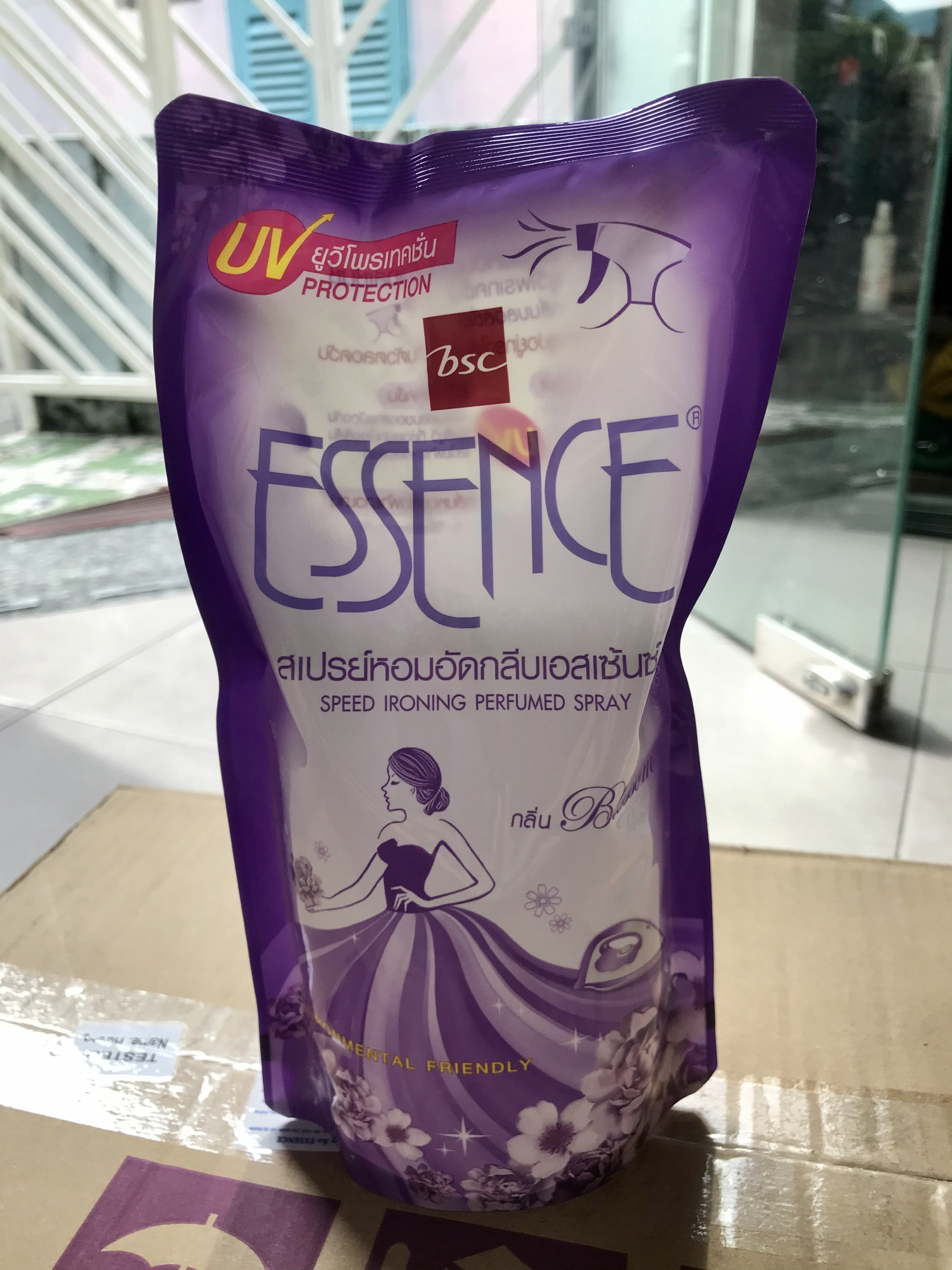 [HCM]Xịt ủi thơm quần áo Essence bịch 500ml