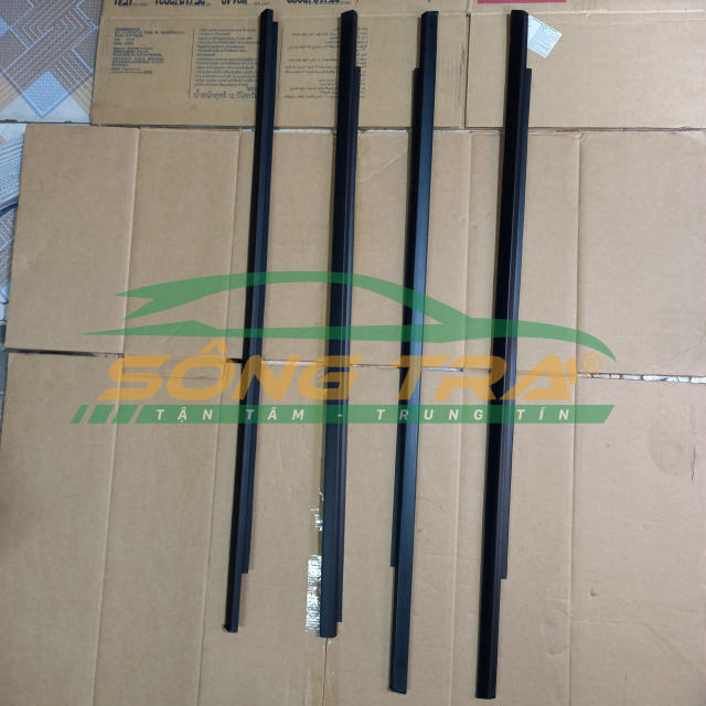 NẸP CHÂN KÍNH NGOÀI DAEWOO LACETTI ( GIÁ MỘT BỘ 4 CÁI)