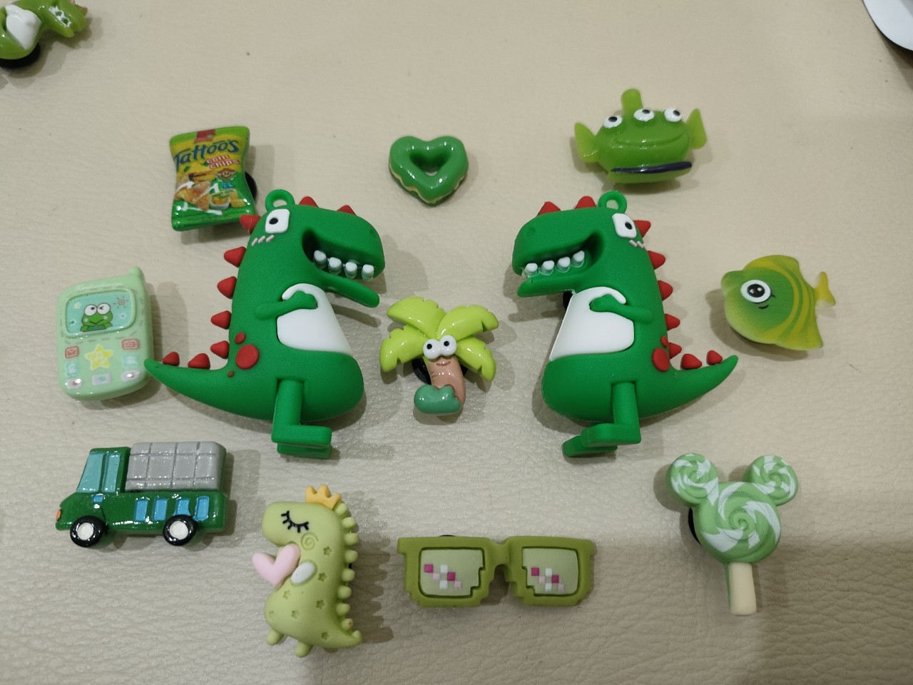 Set Charm khủng long 3d Gắn Dép cho bé( 2 charm to+ 10 charm bé)