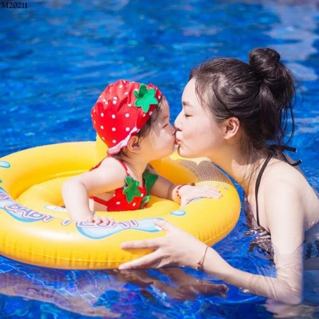 Bikini đi biển quả dâu cực xinh cho bé