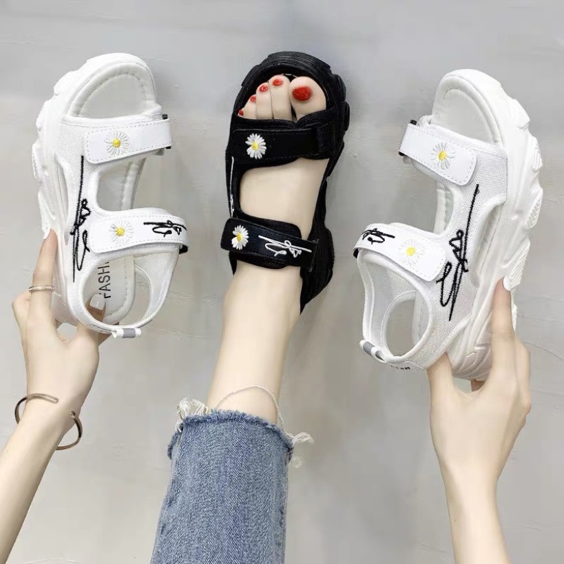 (2 MÀU) Sandal nữ Ulzang đế cao siêu êm 2 quai gắn hoa cúc hót trend 2 màu Đen Trắng giá rẻ