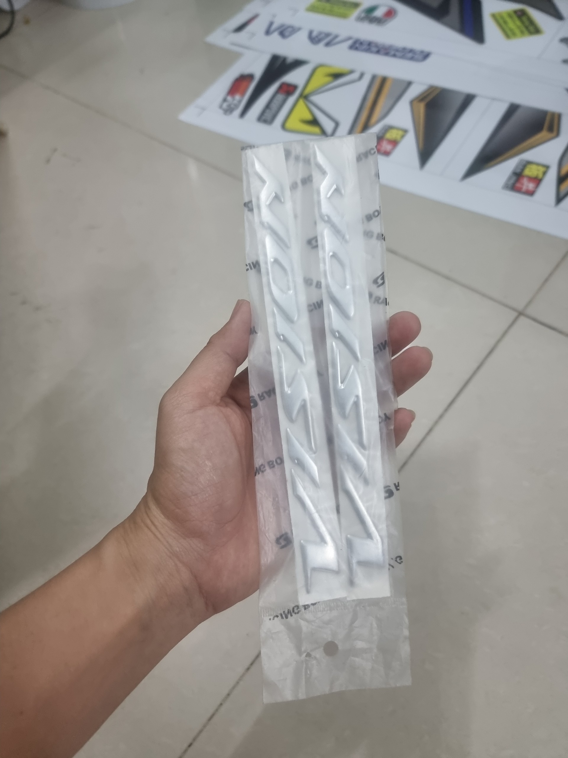 tem logo chữ vision nhựa xi