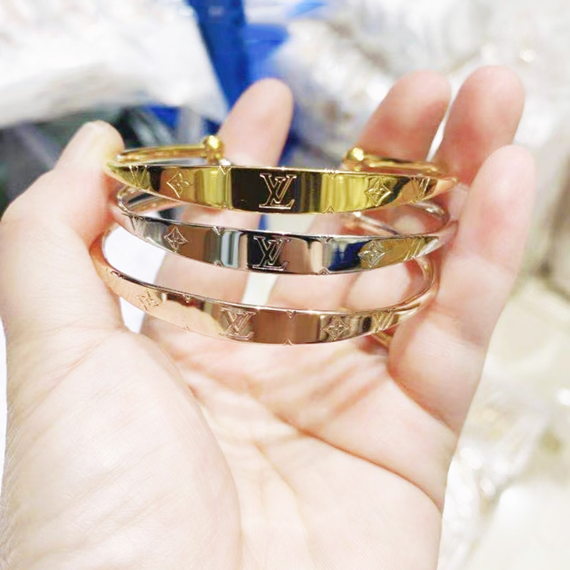Vòng Tay Cuff Titan Ko Đen TT 3765