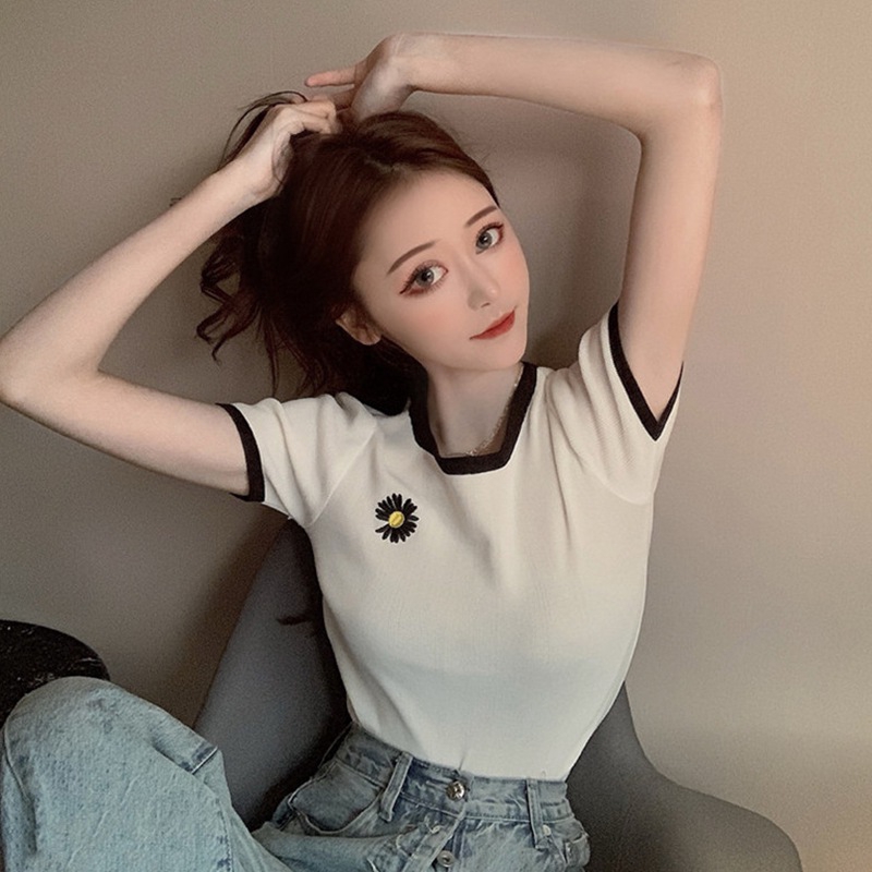 Áo croptop đẹp phối viền in hoa cúc