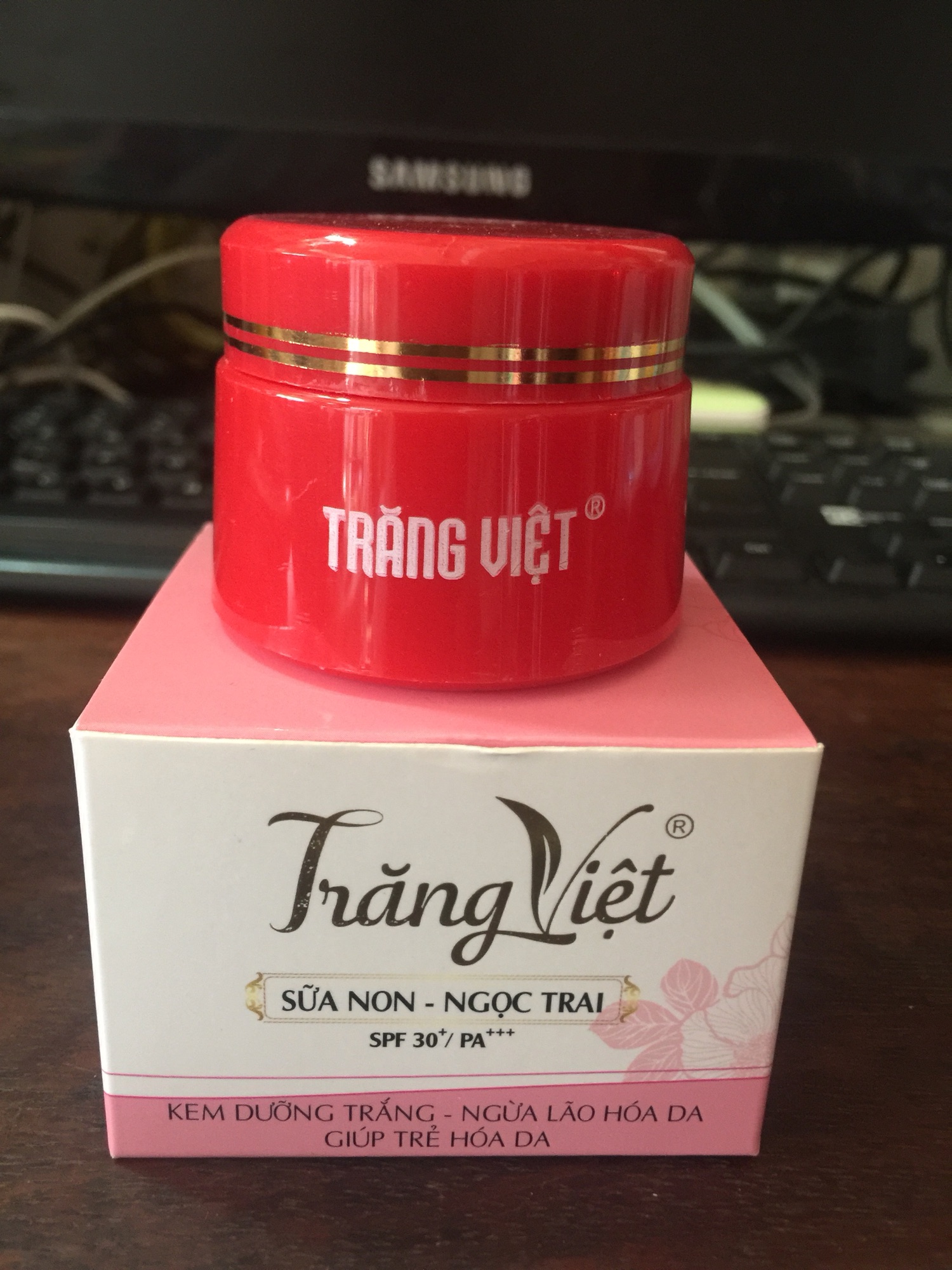 Kem Dưỡng Trắng Trăng Việt