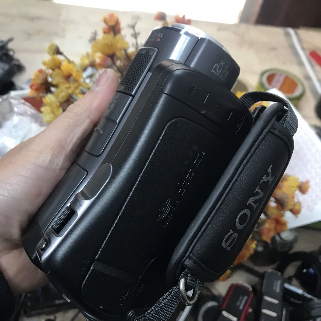 Máy quay phim Sony SR12
