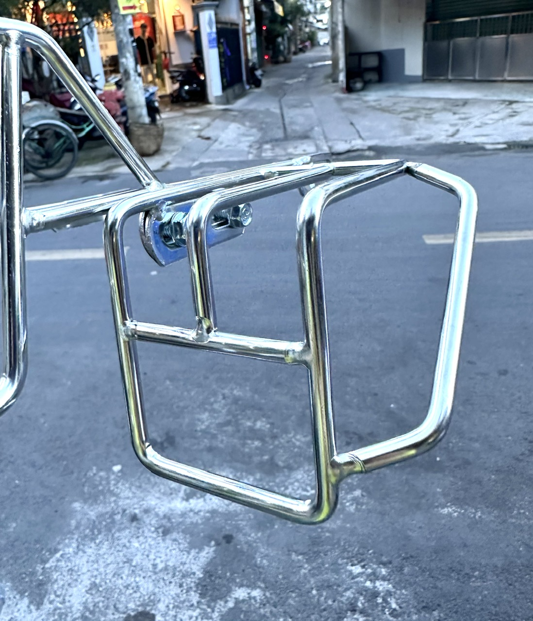 BẢO VỆ ĐÈN HẬU XE CUB 81 INOX
