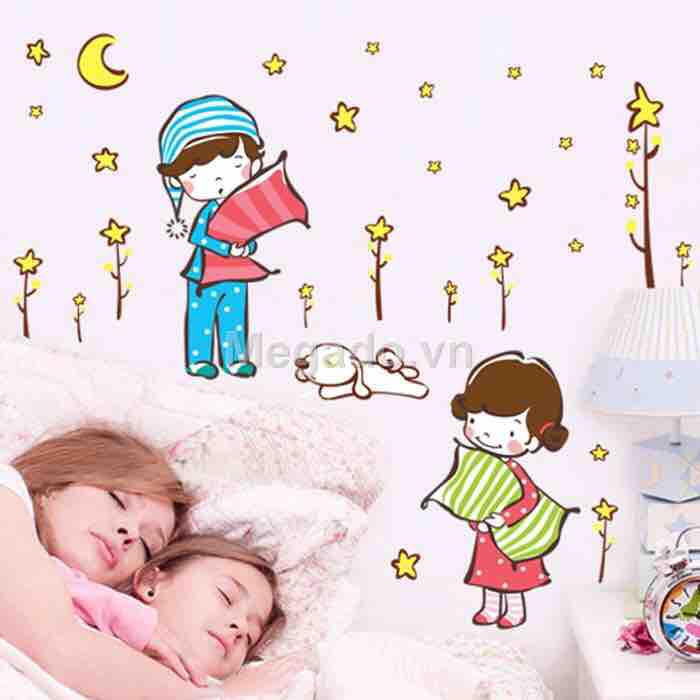 Decal tranh dán tường em bé ôm gối