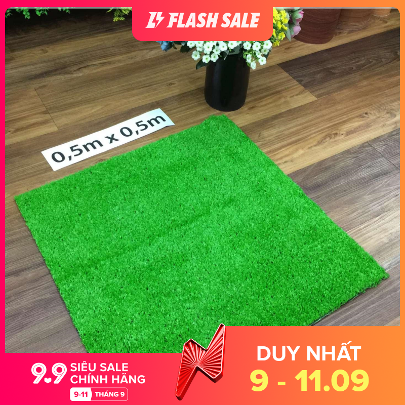 Tấm cỏ nhựa nhân tạo dày 1cm kích thước 50cm x 50cm. Cỏ nhân tạo rất đều cỏ, dày cỏ, mượt mà, đi êm chân - BÁN THEO TẤM