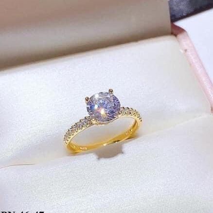 Nhẫn nữ mạ vàng 18k GADO N107, nhẫn nữ đẹp vàng đá pha lê tròn cao viền hoa văn xinh đẹp thiết kế sang trọng đẳng cấp quý phái đính đá pha lê sáng lấp lánh mang lại tài lộc