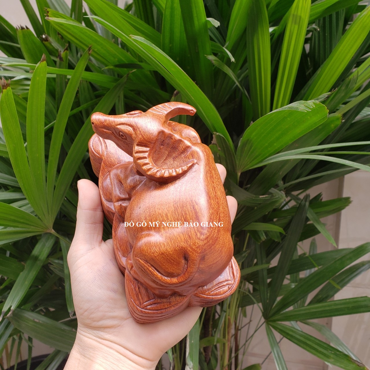 Tượng con trâu gỗ hương