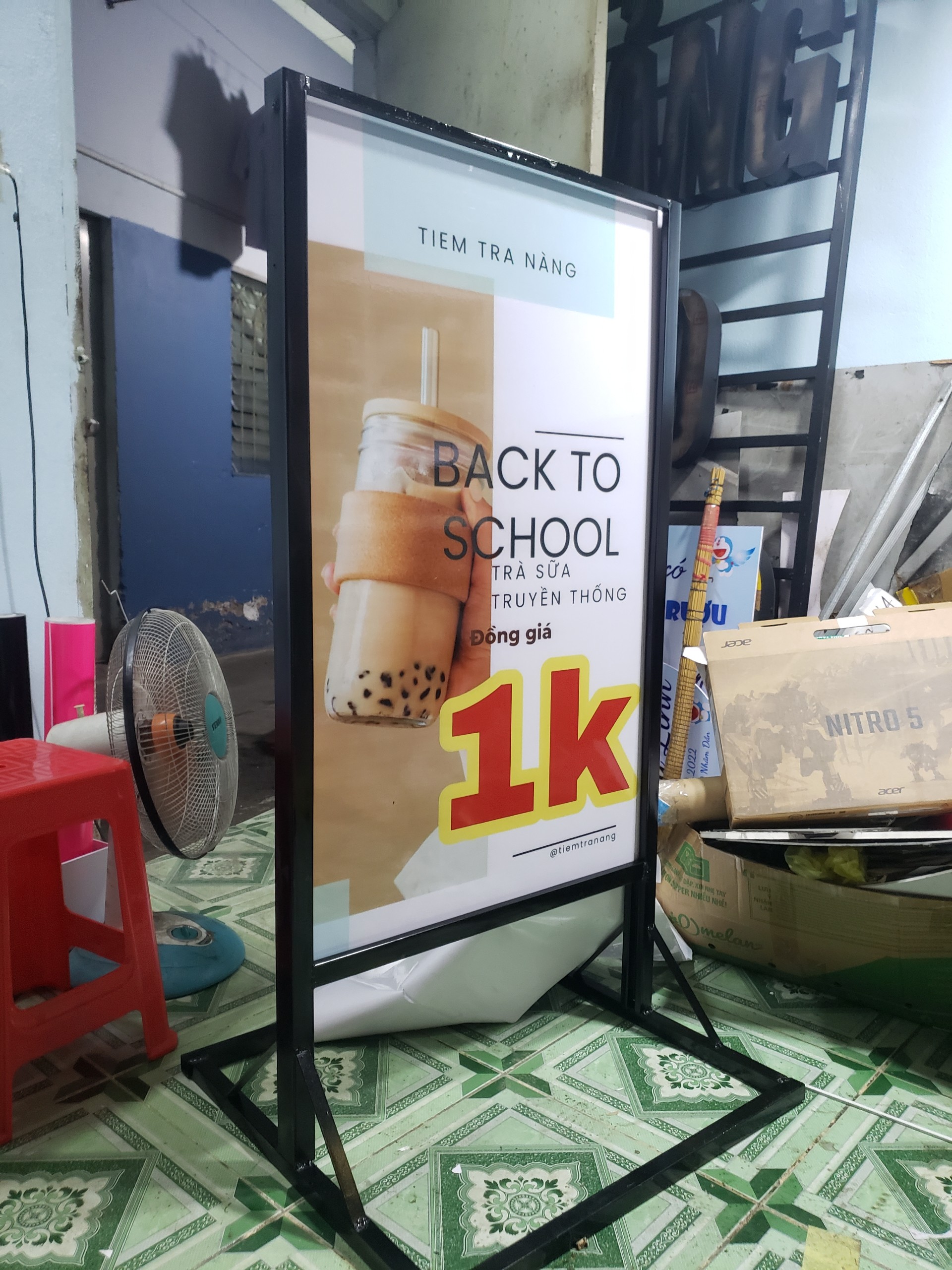chân Standee khung sắt gấp gọn tiện lợi