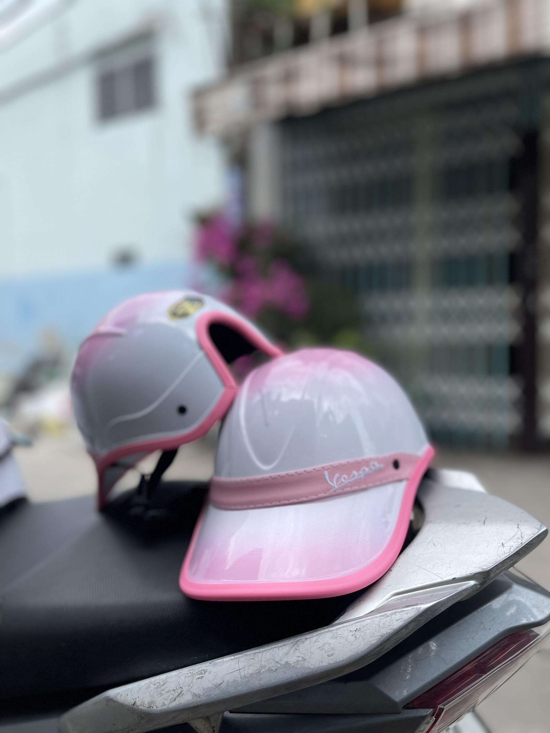 nón kết vespa pha hai màu có khoét lổ cột tóc