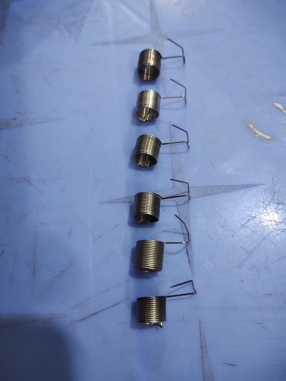 Cái râu tôm lắp bộ đồng tiền máy may
