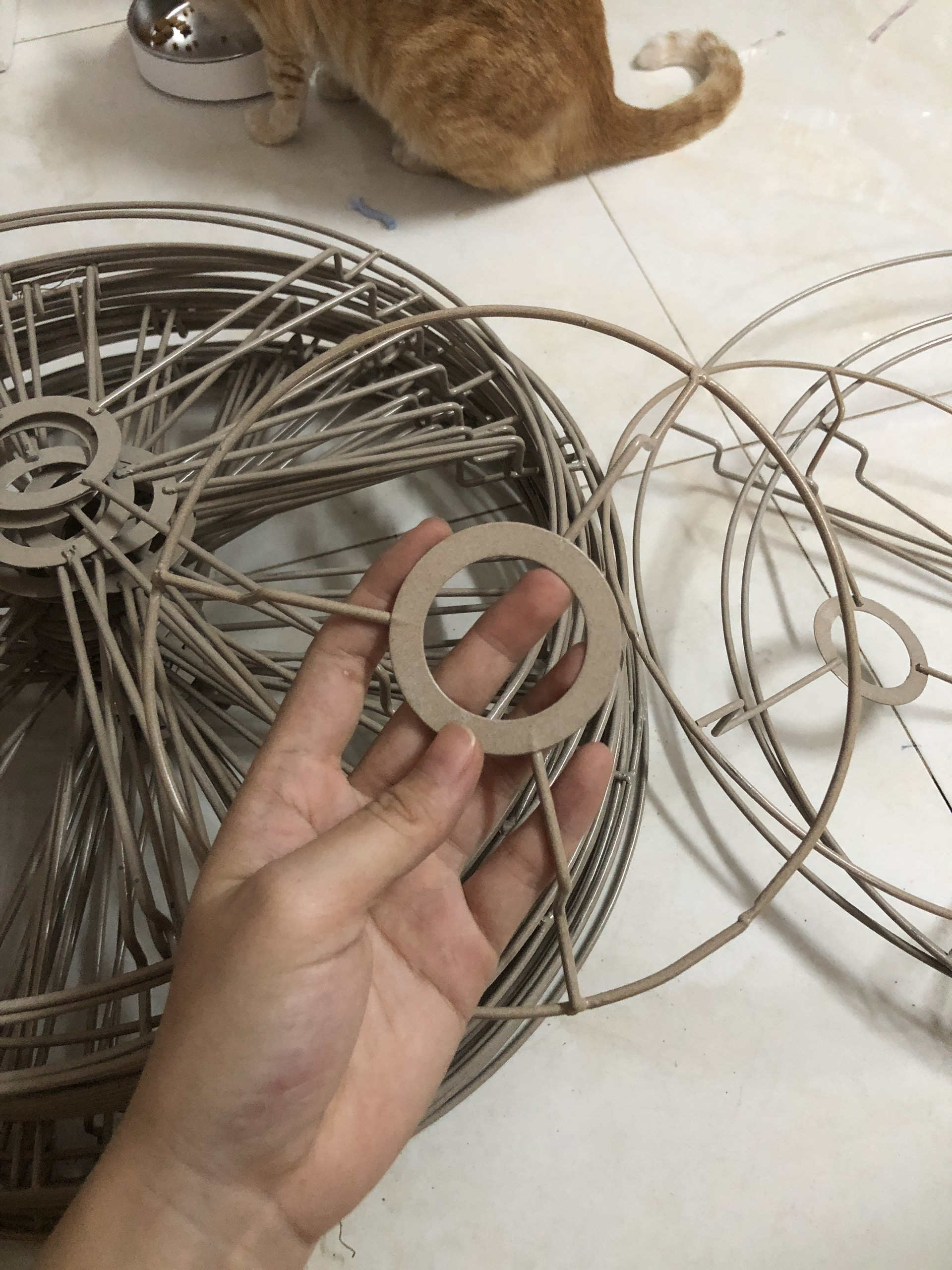 Chao đèn, khung đèn sơn tĩnh điện là handmade, đèn macrame