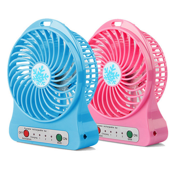 Quạt mini 3 tốc độ pin sạc có đèn pin (giao màu ngẫu nhiên)