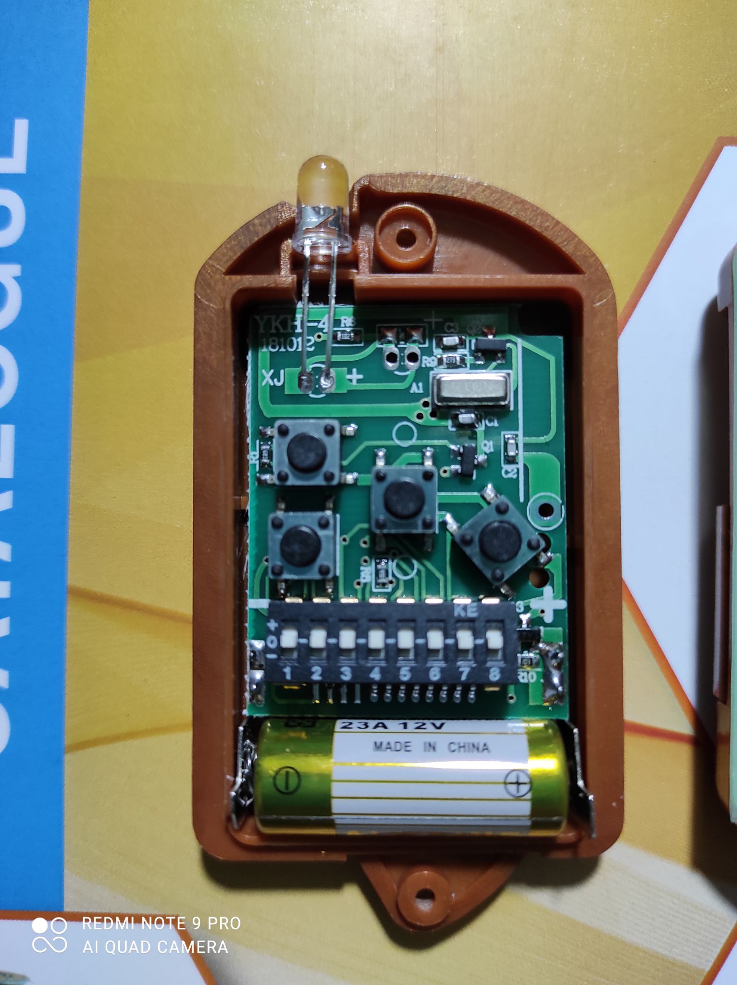 ĐIỀU KHIỂN cửa cuốn 8 MÃ GẠT Tần số 315 mhz vân gỗ