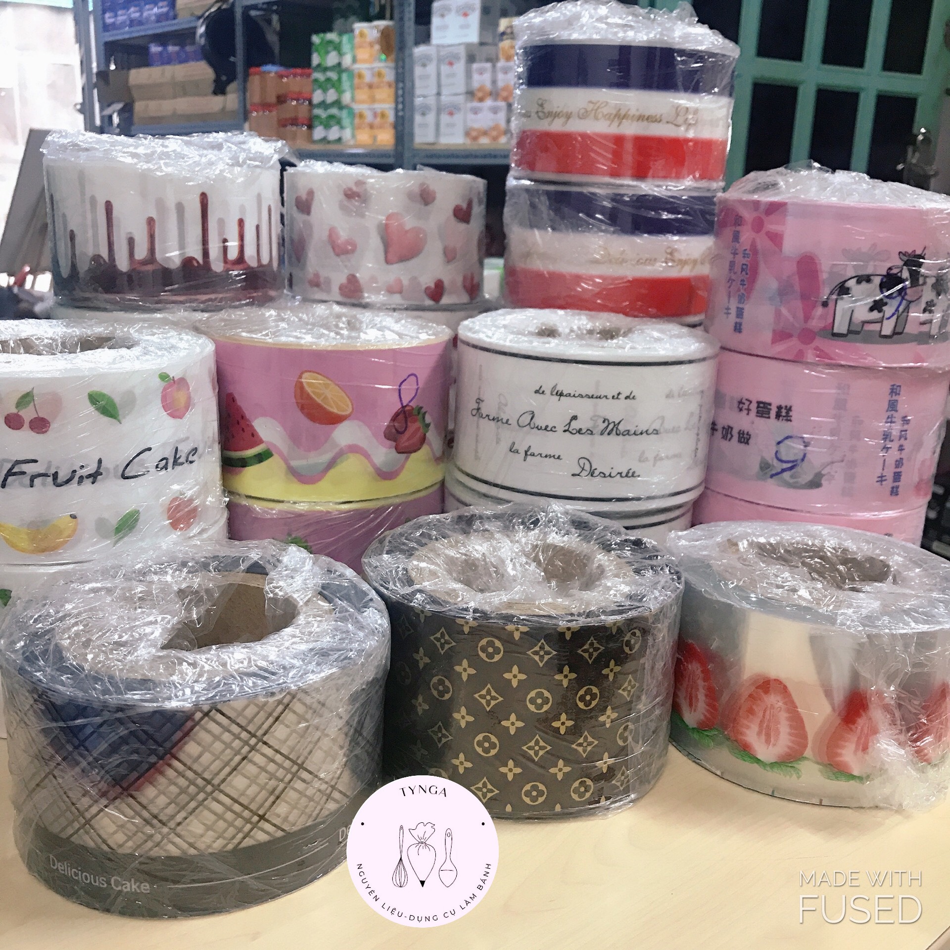 Cuộn mica quấn thành bánh mousse cao 8cm