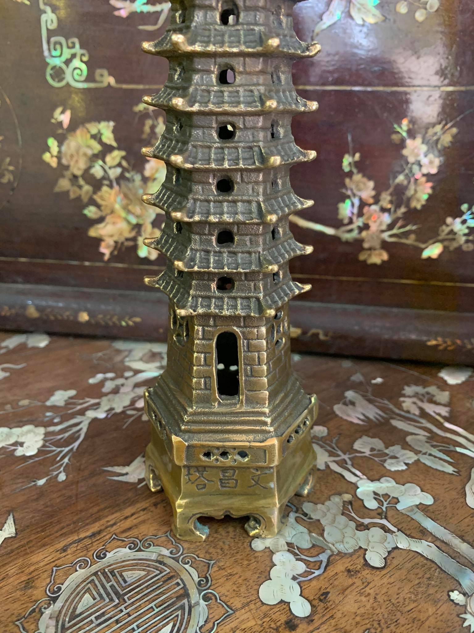 Tháp văn xương bằng đồng