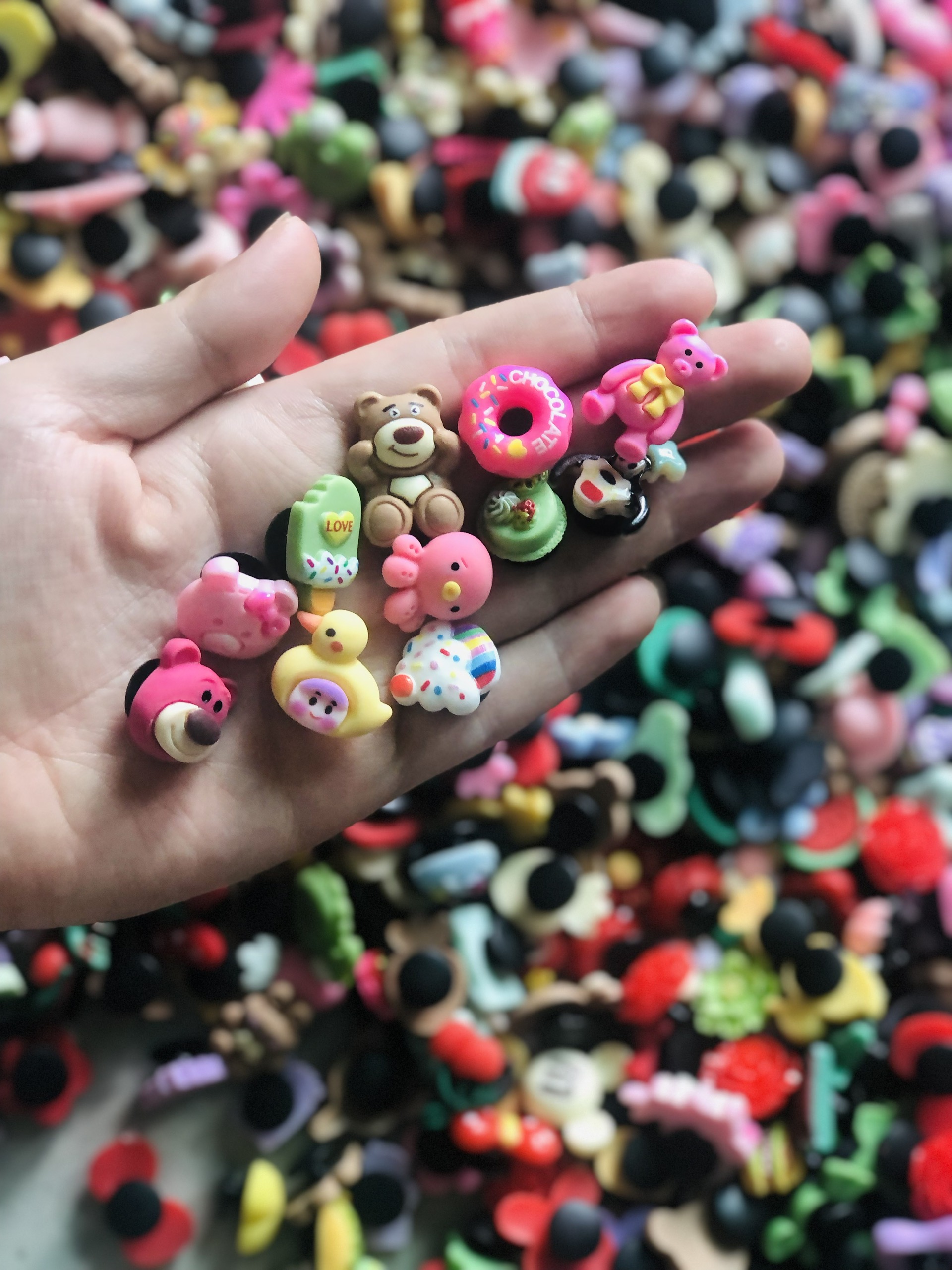 Bộ 10 STICKER CHARM JITBITZ 3D đá gắn dép sục CROSS