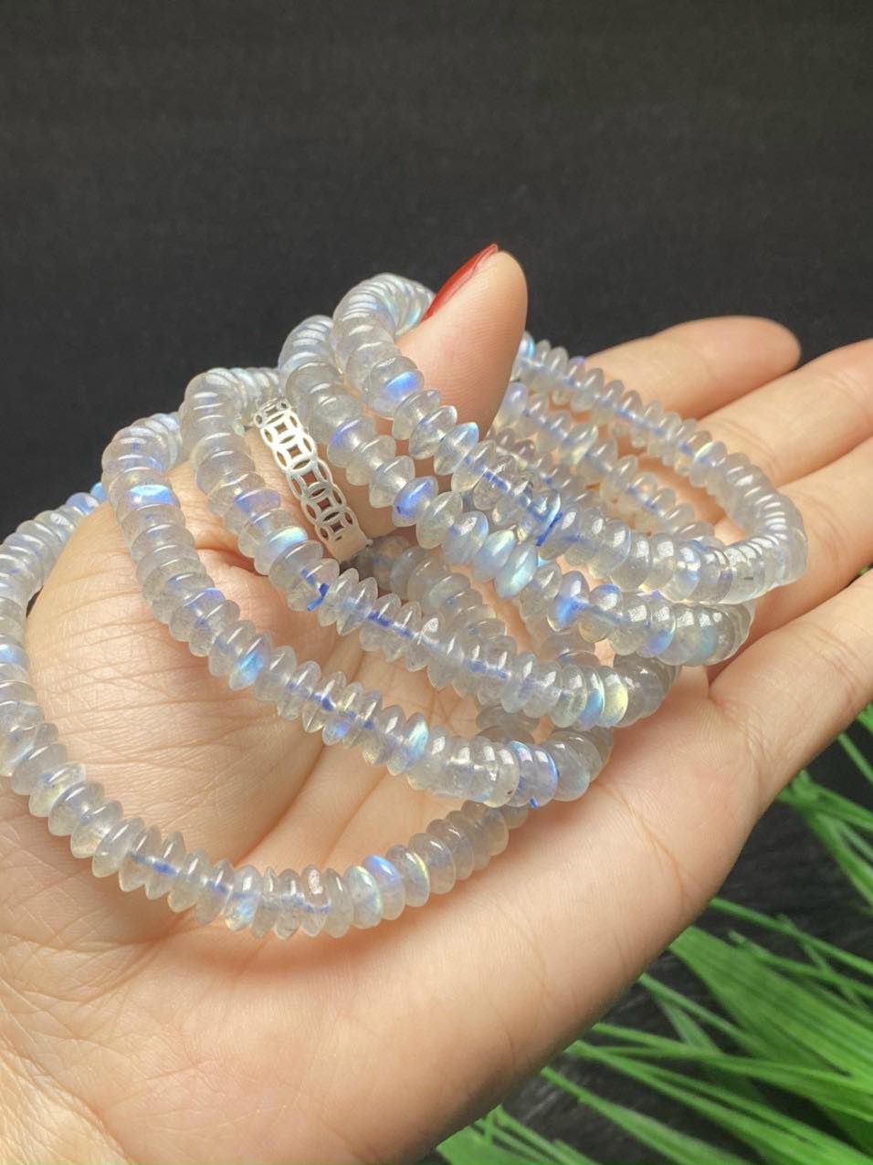 Vòng đeo tay phong thủy dạng bánh xe đá mặt trăng