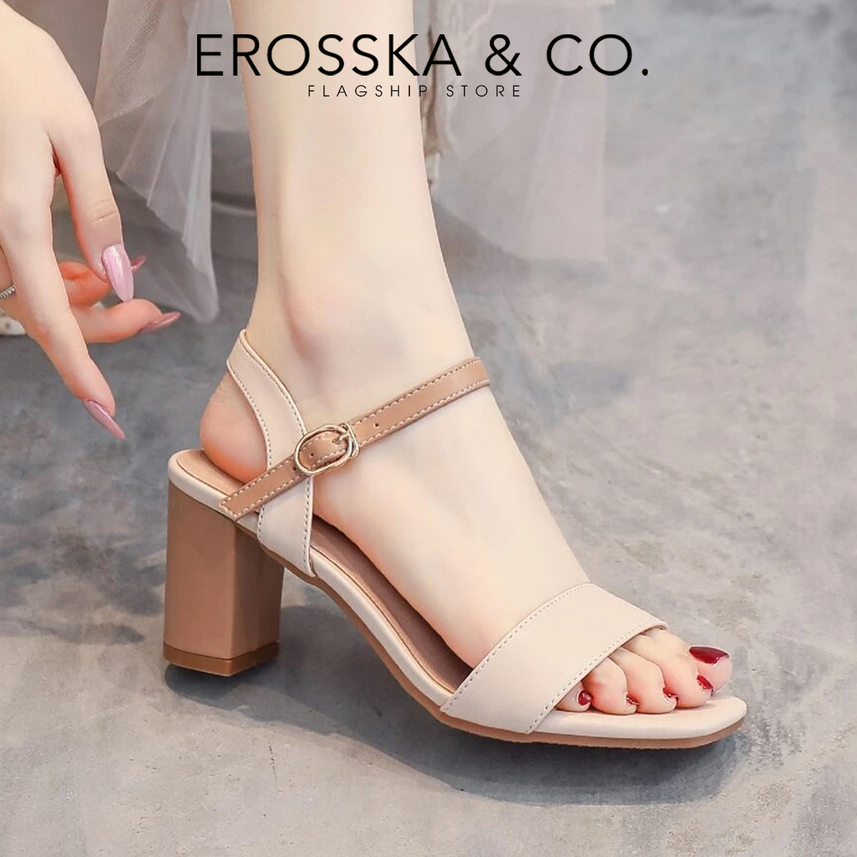 [Form nhỏ tăng 1 size] Erosska - Giày sandal nữ mũi hở phong cách thanh lịch cao 7cm màu kem phối bò - EB059